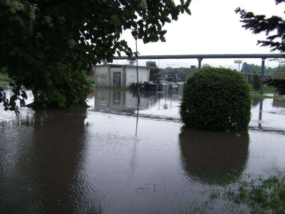  Parking przy Wiśniowej w Świdniku jest regularnie zalewany przez wode.