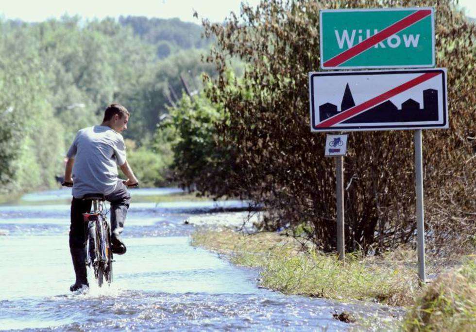  Powódź w pow. Wilków - druga fala.  (zdjęcie 3) - Autor: Maciej Kaczanowski
