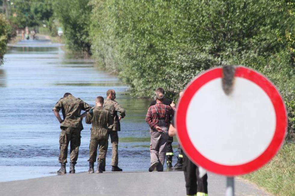  Powódź w pow. Wilków - druga fala.  (zdjęcie 4) - Autor: Maciej Kaczanowski