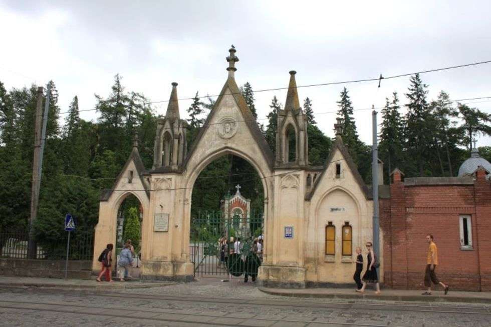  Brama cmentarza orląt Lwowskich