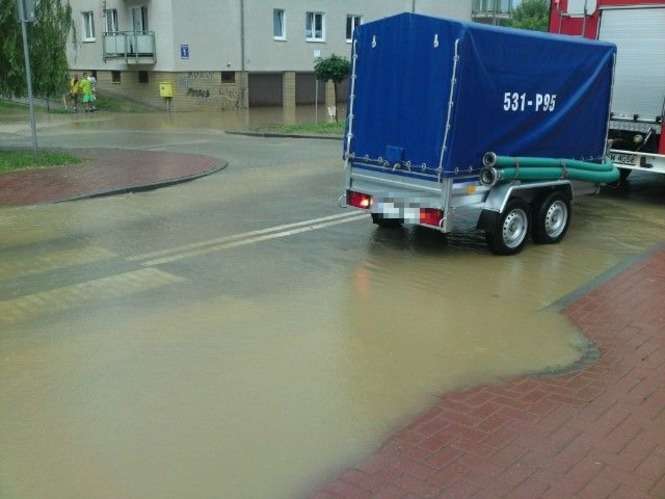 Woda zalala ulice Kaminskiego i Ratajczaka w Świdniku