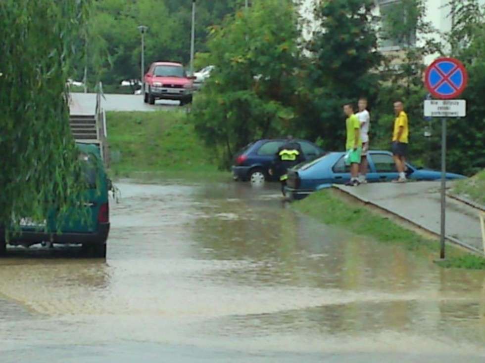  Woda zalala ulice Kaminskiego i Ratajczaka w Świdniku