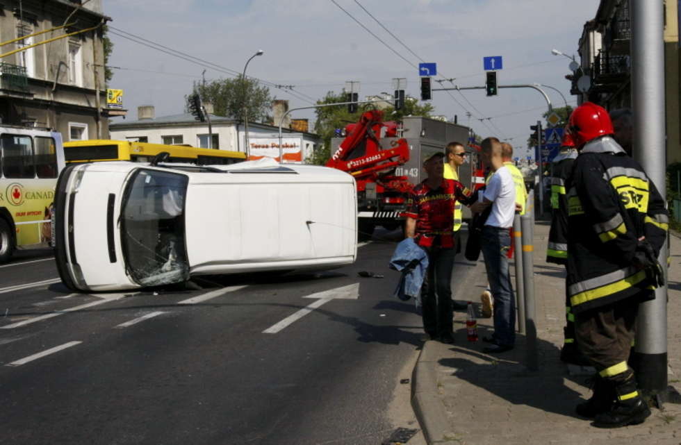  Wypadek na ul. Kunickiego, zderzyly sie dwa samochody dostawcze, jeden przewrócil sie na bok.