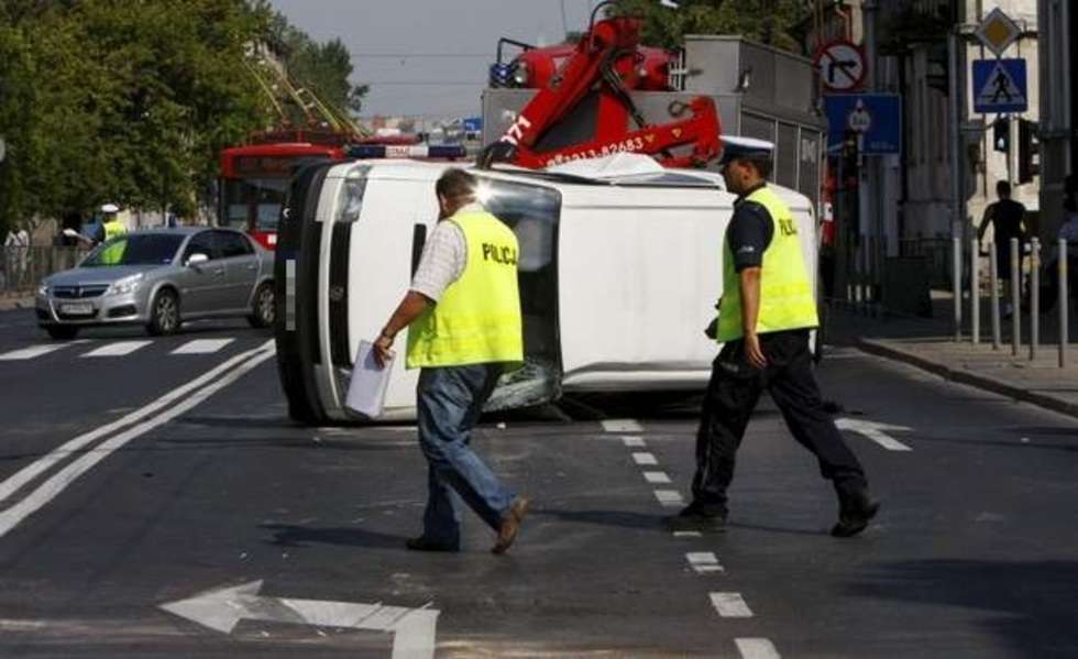  Wypadek na ul. Kunickiego, zderzyly sie dwa samochody dostawcze, jeden przewrócil sie na bok.