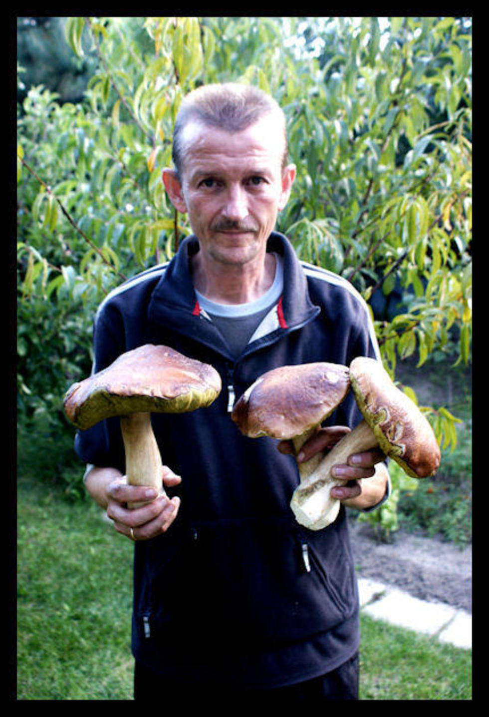  Na zdjeciu mój tata Grzegorz z grzybami ze zbiorów w tym roku.