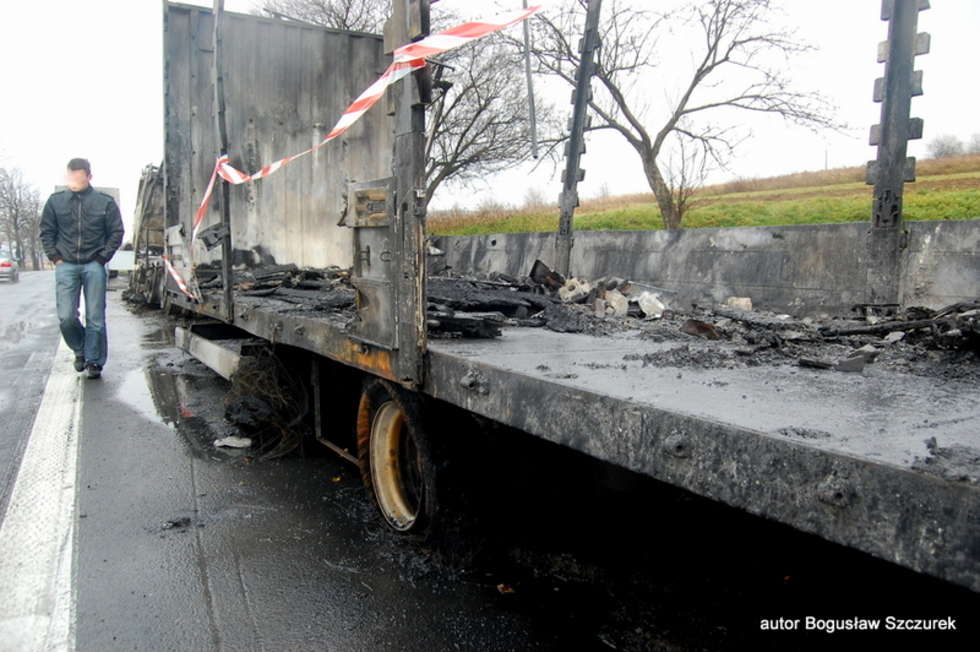 Tir z Lubelszczyzny spłonął na Podkarpaciu. Przewoził pralki  (zdjęcie 11) - Autor: Boguslaw Szczurek