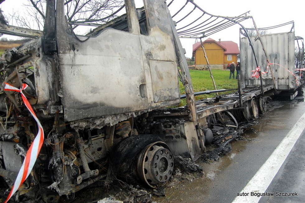  Tir z Lubelszczyzny spłonął na Podkarpaciu. Przewoził pralki  (zdjęcie 2) - Autor: Boguslaw Szczurek