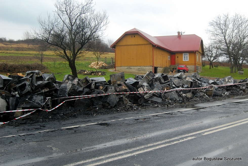  Tir z Lubelszczyzny spłonął na Podkarpaciu. Przewoził pralki  (zdjęcie 5) - Autor: Boguslaw Szczurek