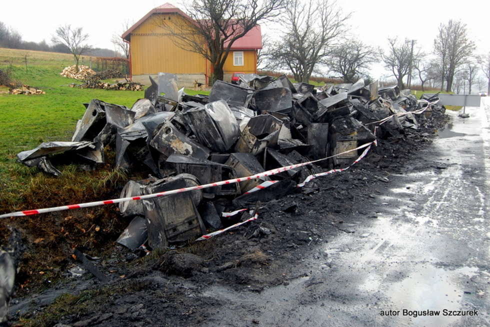  Tir z Lubelszczyzny spłonął na Podkarpaciu. Przewoził pralki  (zdjęcie 8) - Autor: Boguslaw Szczurek