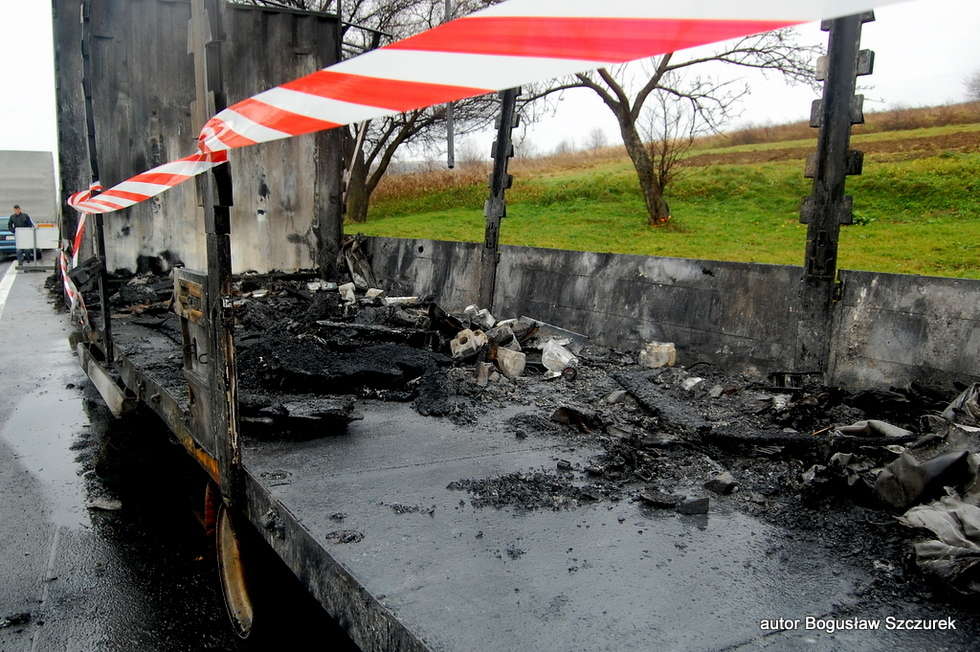  Tir z Lubelszczyzny spłonął na Podkarpaciu. Przewoził pralki  (zdjęcie 9) - Autor: Boguslaw Szczurek