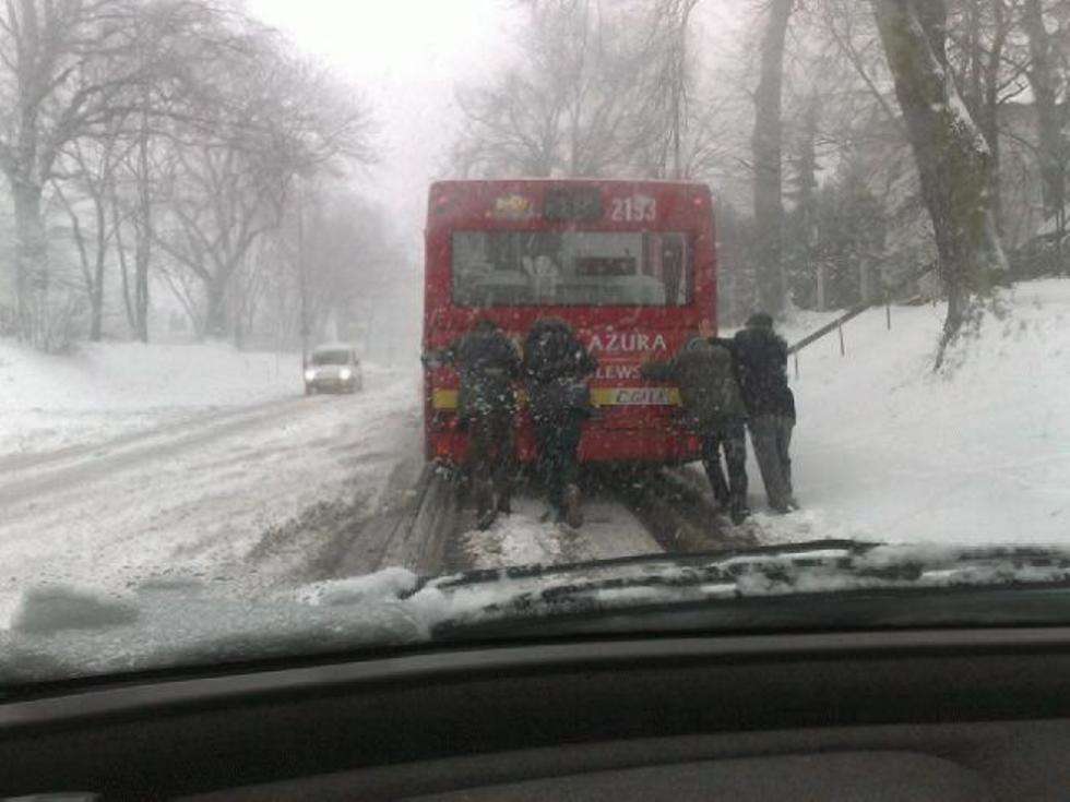  Pasazerowie pchają autobus MPK Lublin