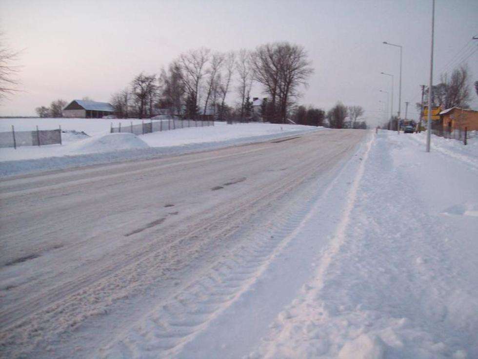  Droga wojewódzka 835 w Piotrkowie (droga w strone Lublina) i zaśniezona droga wojewódzka w strone Bilgoraja