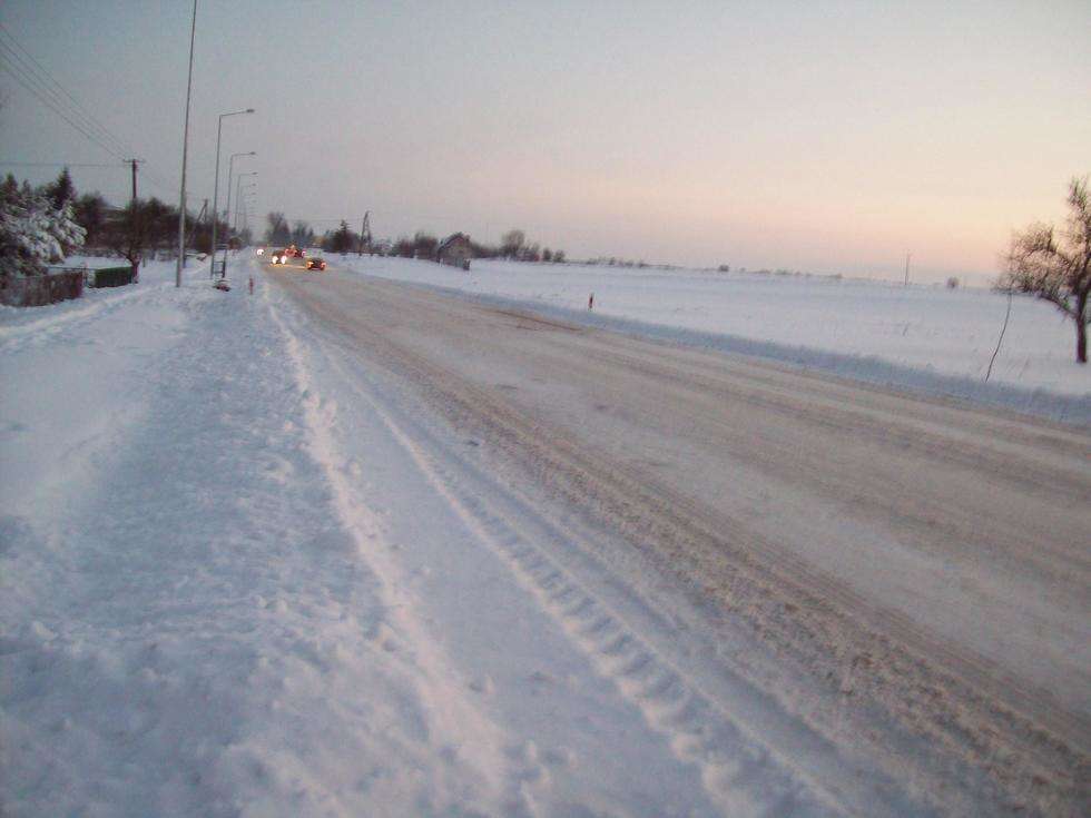  Droga wojewódzka 835 w Piotrkowie (droga w strone Lublina) i zaśniezona droga wojewódzka w strone Bilgoraja