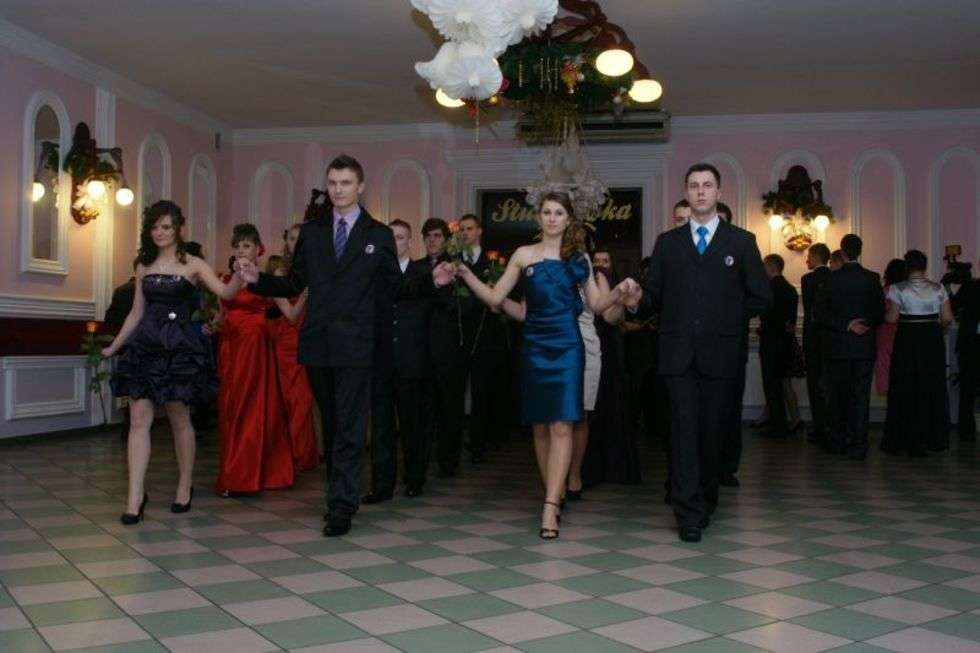  Tegoroczni maturzyści Zespolu Szkól Ekonomicznych i III LO w Chelmie bawili sie w domu weselnym "Za borkiem". Fot. Pawel Klajnert