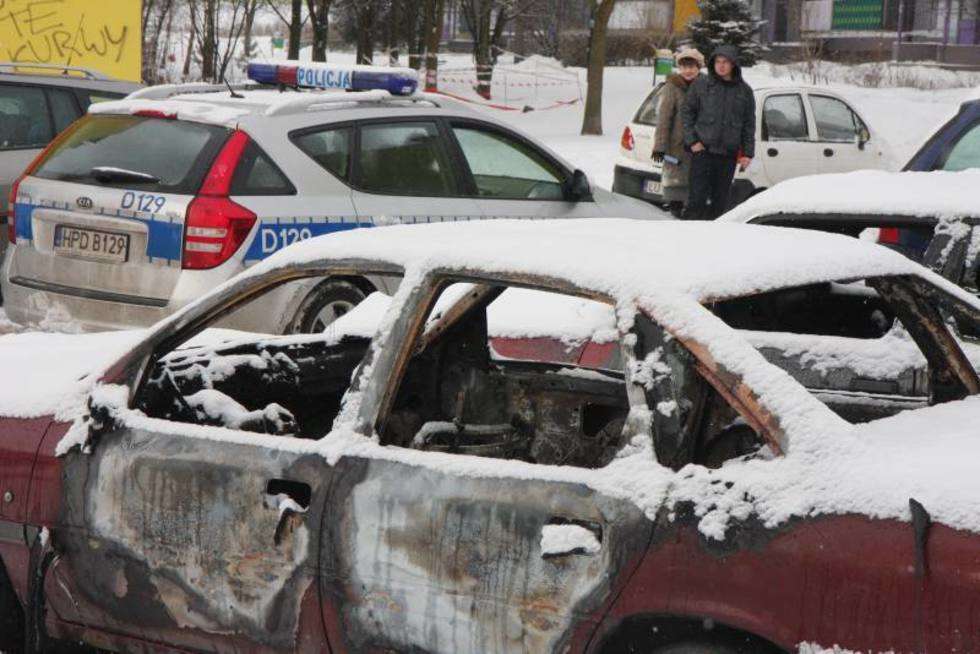  Nieznani sprawcy podpalili 8 samochodów. (zdjęcie 2) - Autor: Maciej Kaczanowski
