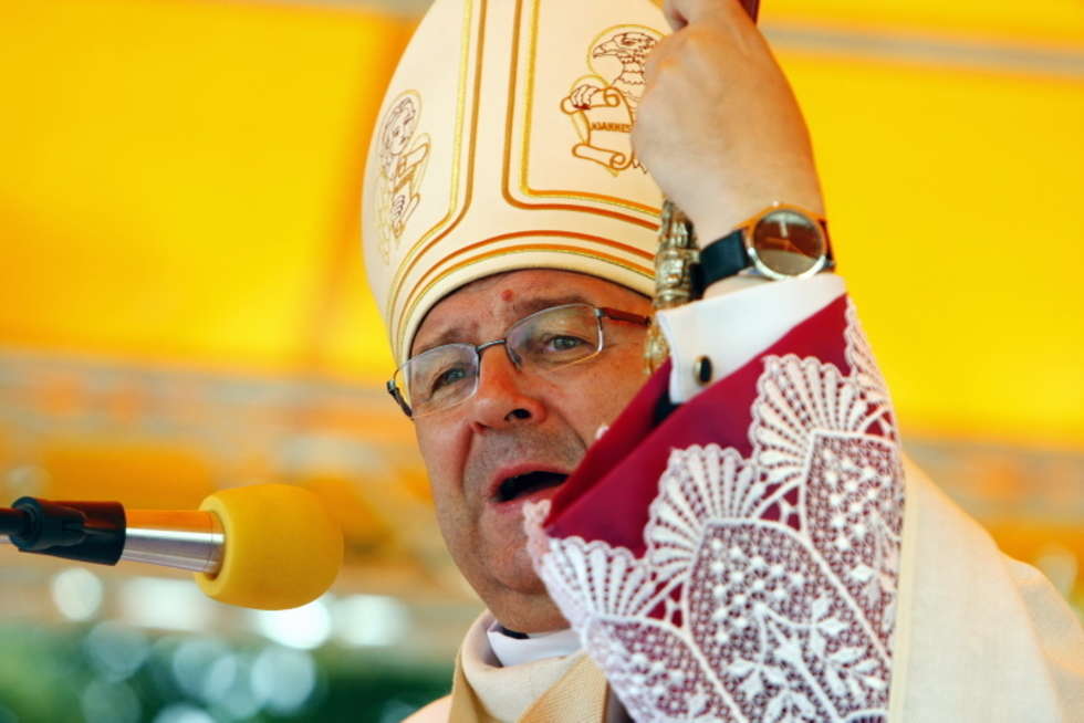  Arcybiskup Józef Zycinski nie zyje. Zmarl dziś po poludniu w Rzymie. Powodem jego śmierci byl najprawdopodobniej wylew krwi do mózgu. Arcybiskup chorowal od dawna.