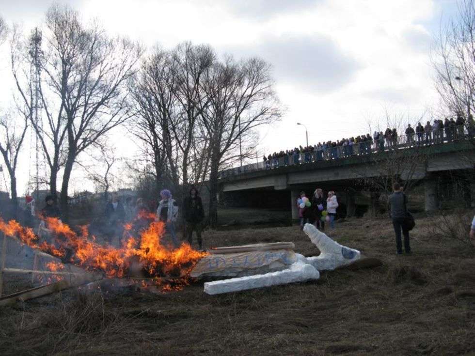  Biała Podlaska: Studenci spalili Misia zamiast topić Marzannę (zdjęcie 4) - Autor: Marek Pietrzela