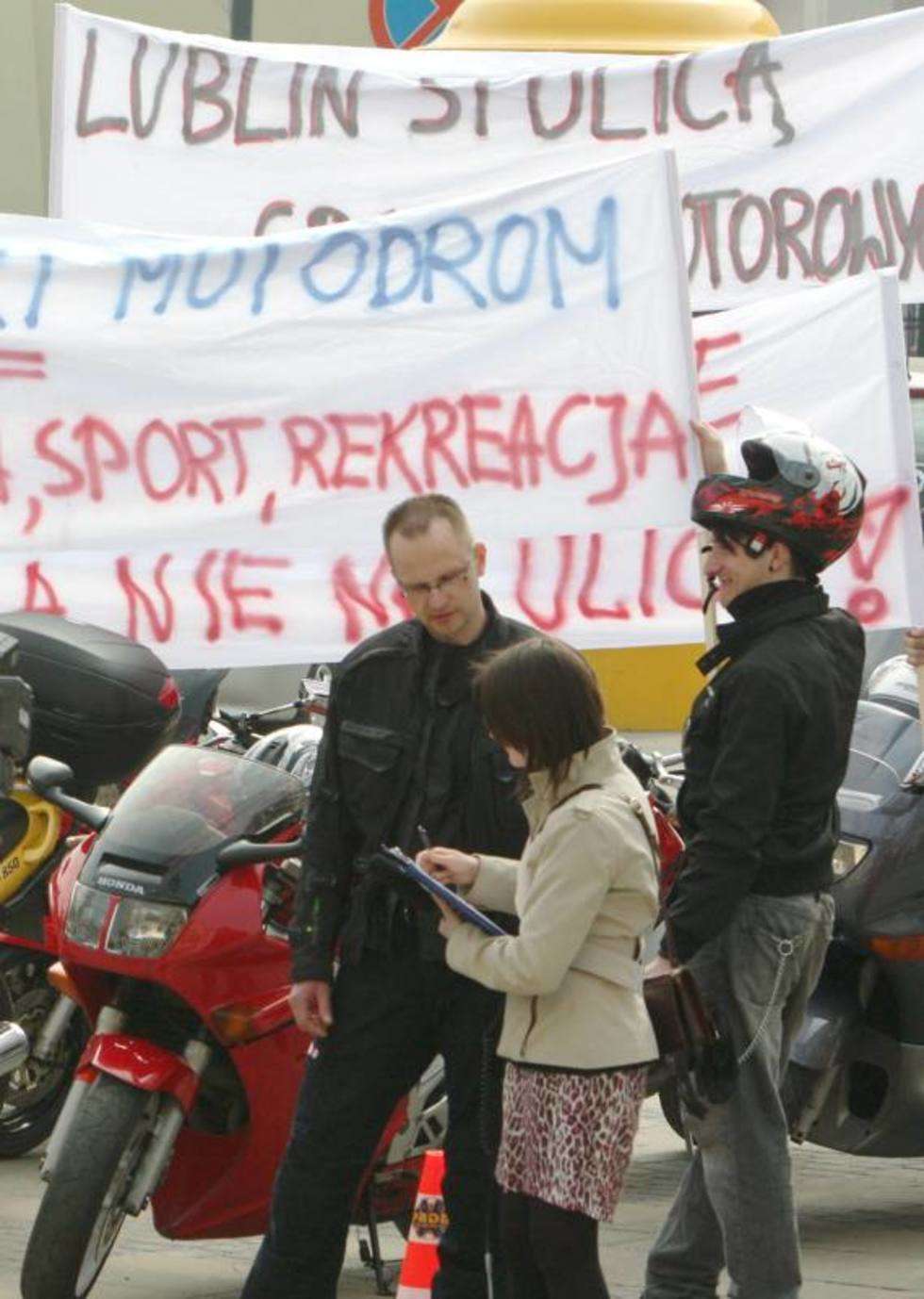  Motocykliści spotkali się przed ratuszem w Lublinie (zdjęcie 8) - Autor: Maciej Kaczanowski
