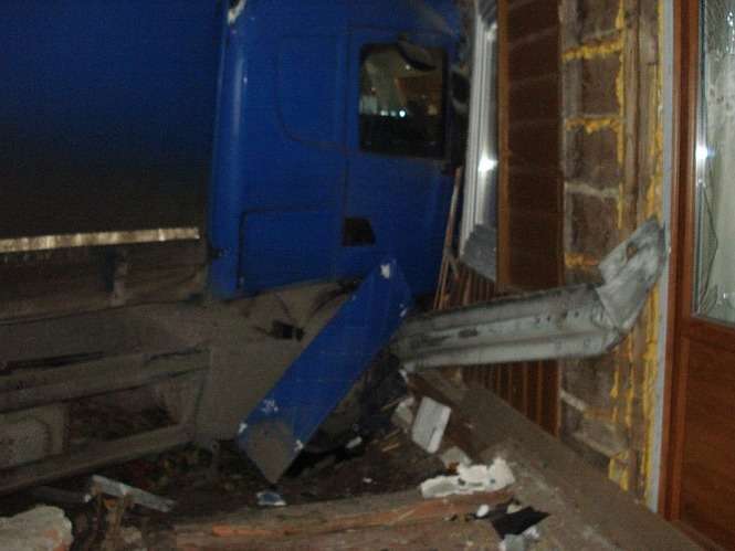 Ciężarówka wbiła się w dom - Autor: PSP Janów Podlaski