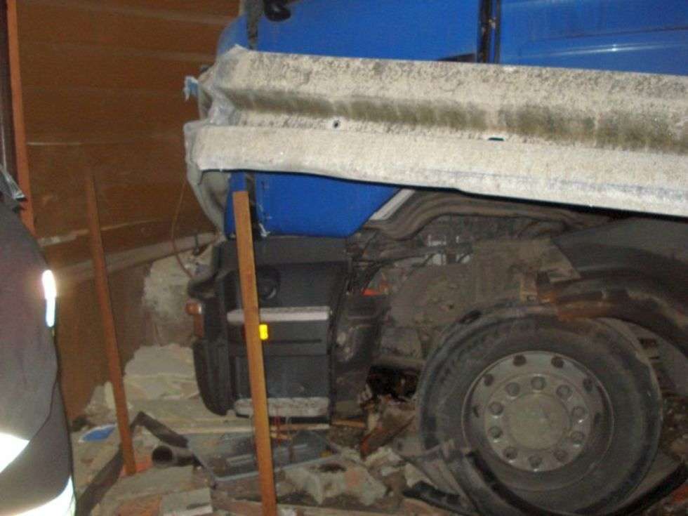  Ciężarówka wbiła się w dom (zdjęcie 2) - Autor: PSP Janów Podlaski