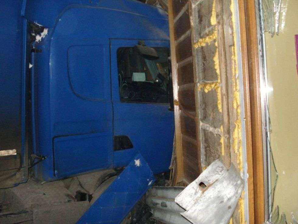  Ciężarówka wbiła się w dom  - Autor: PSP Janów Podlaski