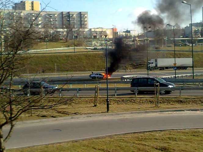 Samochód spłonął na al. Solidarności