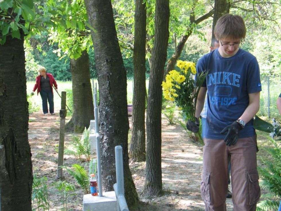  Harcerze z Horodla z opiekunami sprzątali groby polskich zolnierzy w Bielinie na Ukrainie