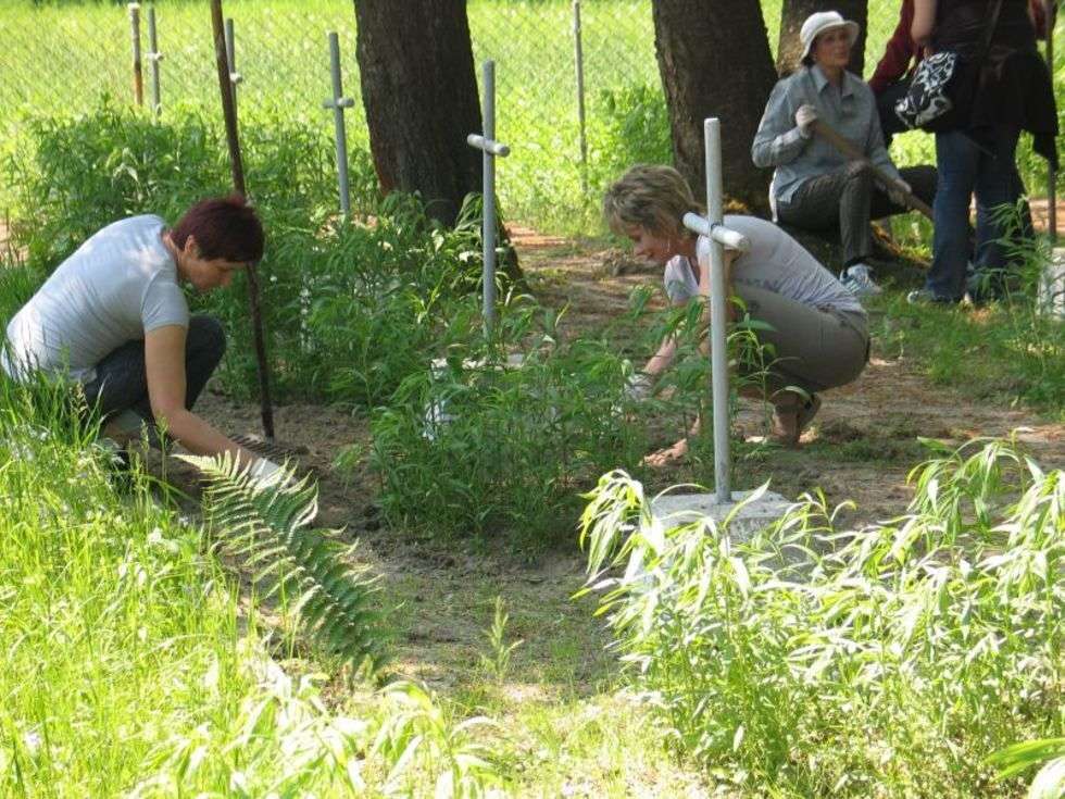  Harcerze z Horodla z opiekunami sprzątali groby polskich zolnierzy w Bielinie na Ukrainie
