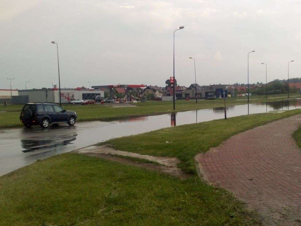  Ulica Wiśniowa w Świdniku zalana po ulewie