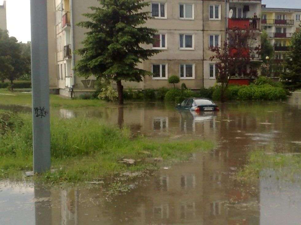  Ulica Wiśniowa w Świdniku zalana po ulewie