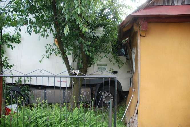 Polichna: Chorwacki tir wjechał w drewniany dom  - Autor: policja