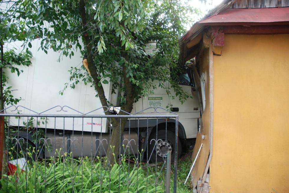  Polichna: Chorwacki tir wjechał w drewniany dom  (zdjęcie 1) - Autor: policja