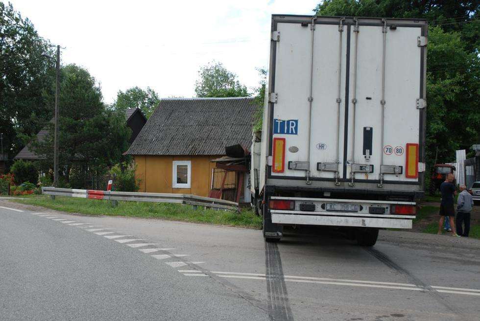  Polichna: Chorwacki tir wjechał w drewniany dom  (zdjęcie 2) - Autor: policja
