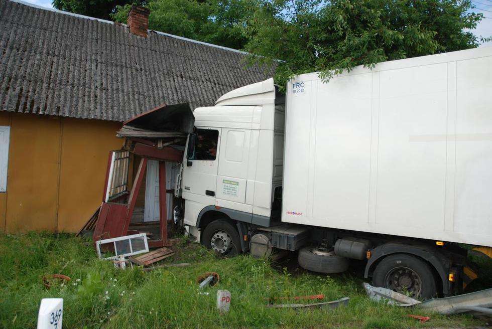  Polichna: Chorwacki tir wjechał w drewniany dom  (zdjęcie 4) - Autor: policja