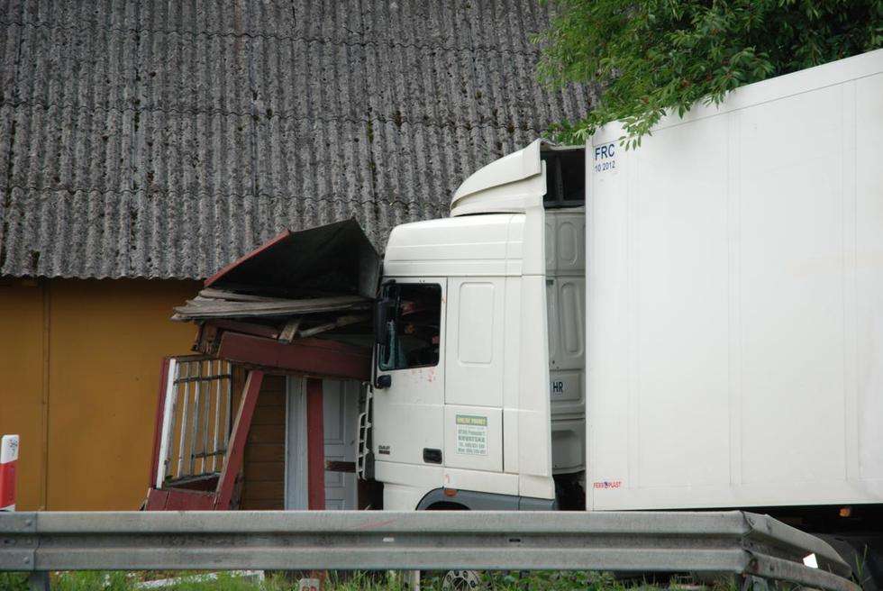  Polichna: Chorwacki tir wjechał w drewniany dom  (zdjęcie 5) - Autor: policja