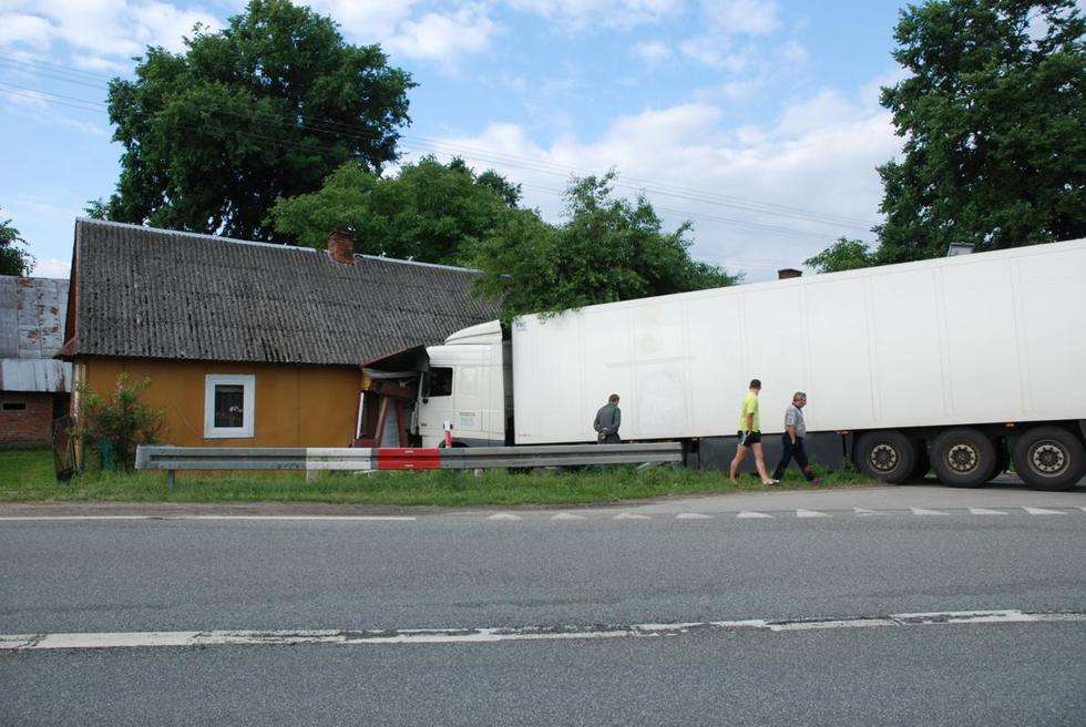  Polichna: Chorwacki tir wjechał w drewniany dom  (zdjęcie 7) - Autor: policja