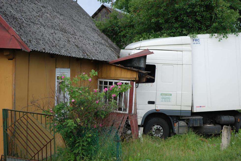  Polichna: Chorwacki tir wjechał w drewniany dom  (zdjęcie 8) - Autor: policja