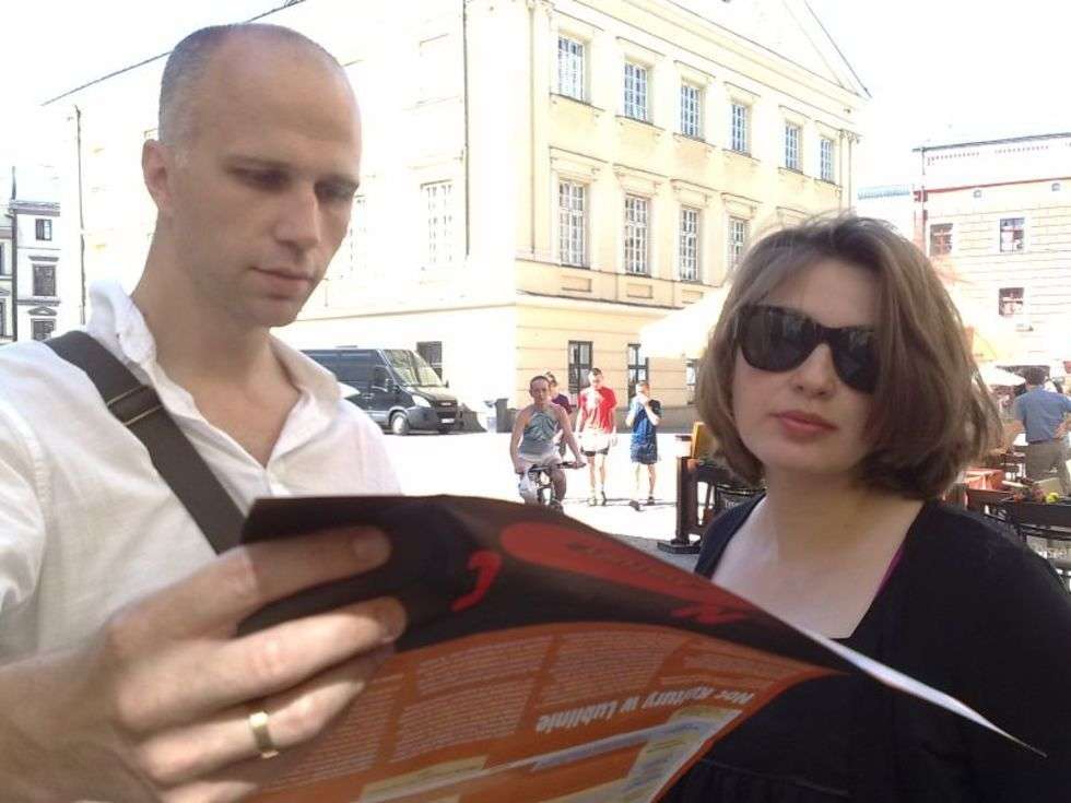  Wojtek i Malgorzata przeglądają program Nocy Kultury 2011