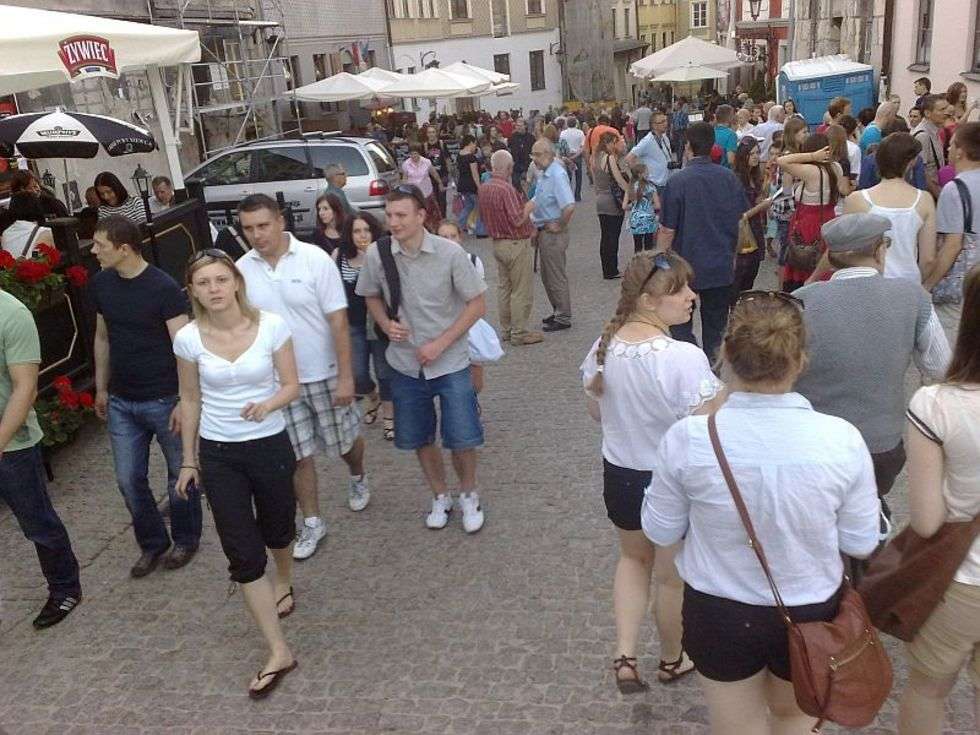  Na ulicy Grodzkiej w Lublinie gromadzi sie coraz wiecej ludzi