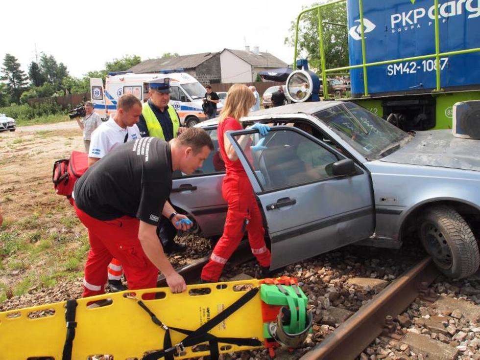  Ratownicy ćwiczyli na przejeździe kolejowym (zdjęcie 4) - Autor: Maciej Kaczanowski