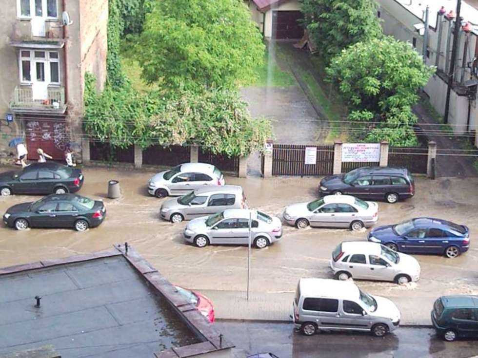  Lublin zalany po ulewie. Ulica Nadbystrzycka w Lublinie