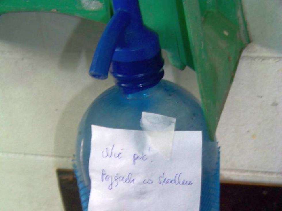 Napis, który mial ostrzegac pracowników przed jakością wody