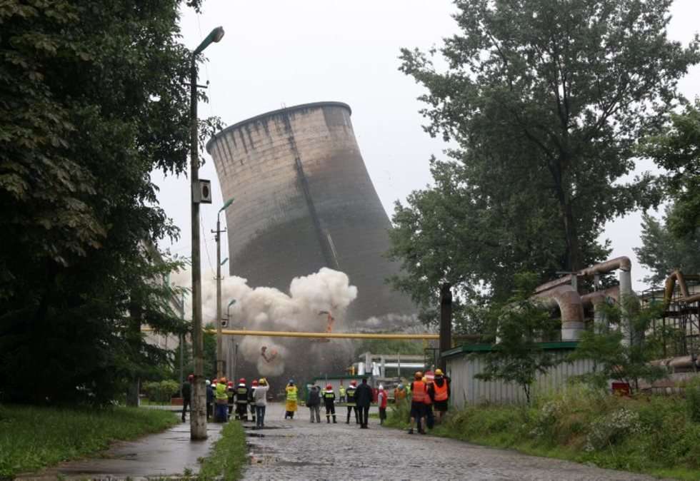  Wyburzenie komina (zdjęcie 4) - Autor: Wojciech Nieśpialowski