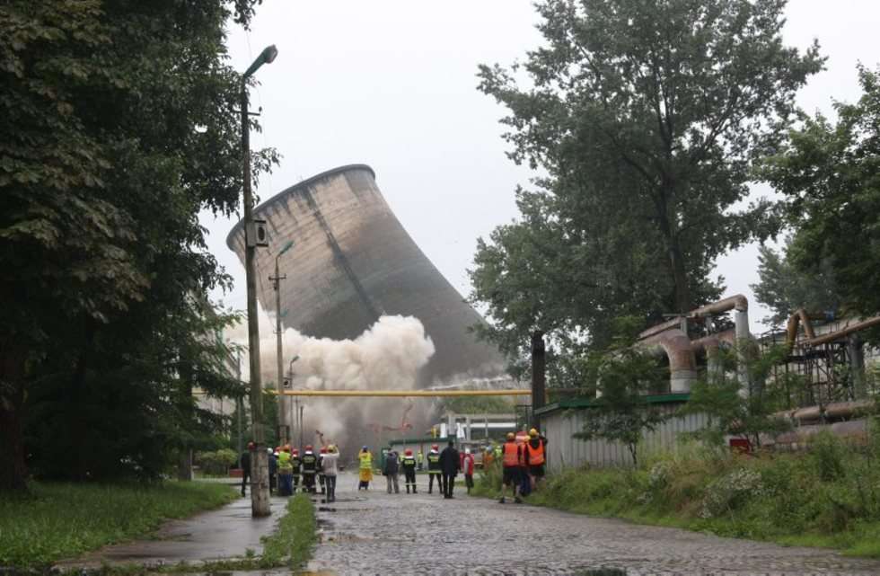  Wyburzenie komina (zdjęcie 5) - Autor: Wojciech Nieśpialowski