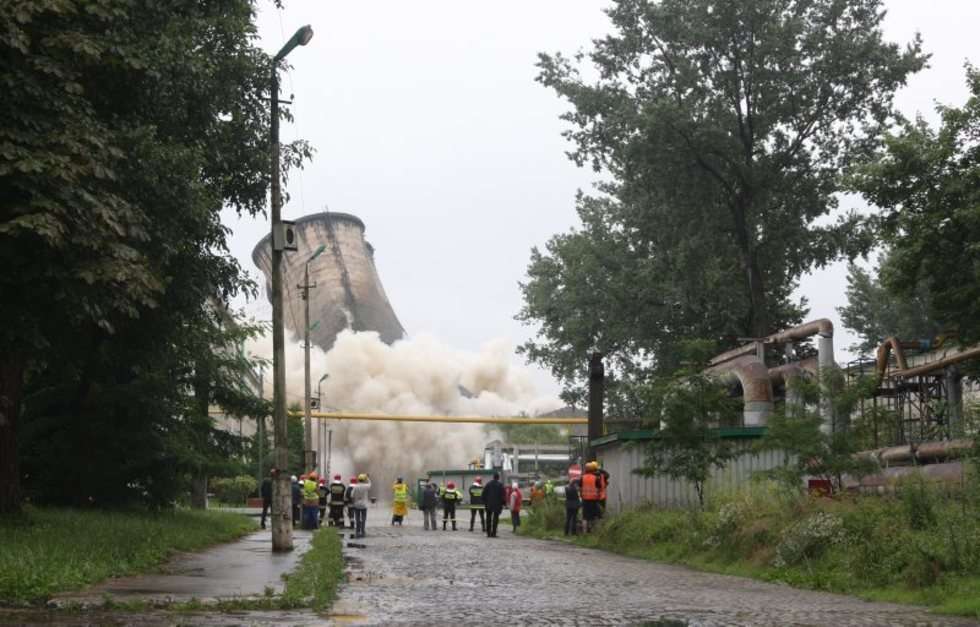  Wyburzenie komina (zdjęcie 6) - Autor: Wojciech Nieśpialowski