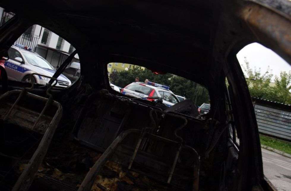  Podpalone auta na ul. Tymiankowej (zdjęcie 3) - Autor: Jacek Świerczynski