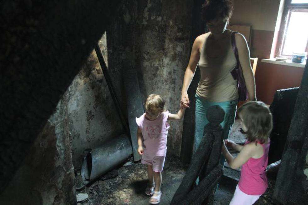  Anna Zgierska z córkami na zgliszczach mieszkania (zdjęcie 15) - Autor: Maciej Kaczanowski