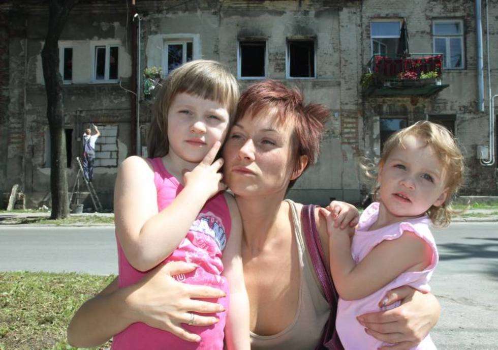  Anna Zgierska z córkami na zgliszczach mieszkania (zdjęcie 2) - Autor: Maciej Kaczanowski