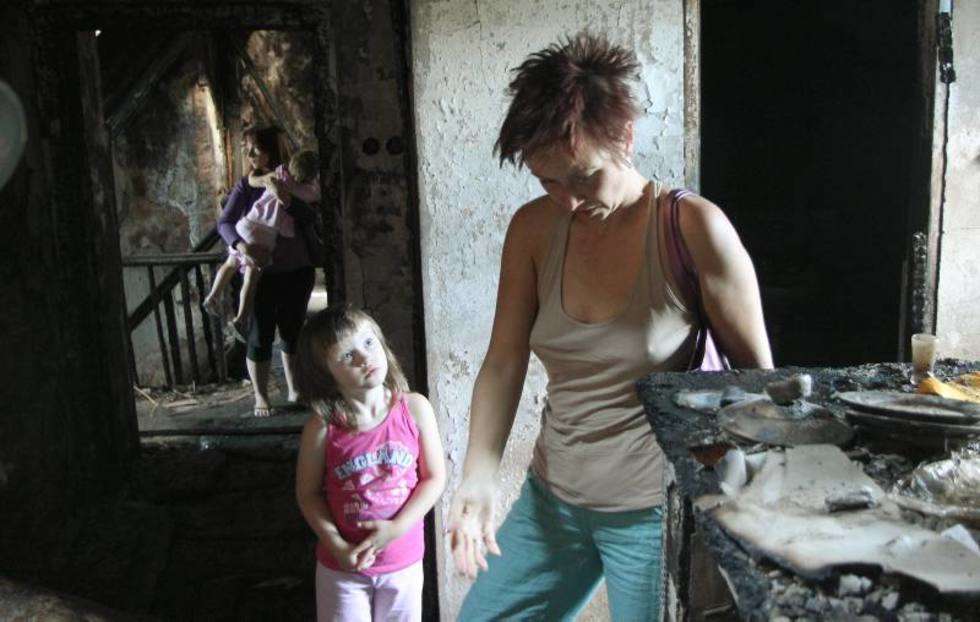  Anna Zgierska z córkami na zgliszczach mieszkania (zdjęcie 4) - Autor: Maciej Kaczanowski