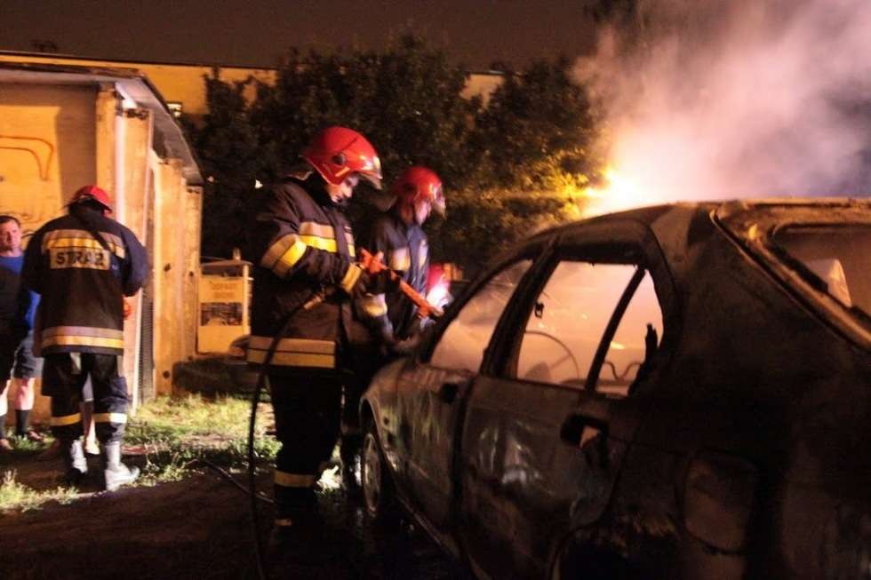  Pożar samochodów na Tymiankowej. Akcja gaśnicza (zdjęcie 10) - Autor: Tomasz Piekut